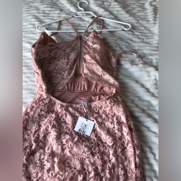 Hi-low open back lace dress - Picture 2 of 4